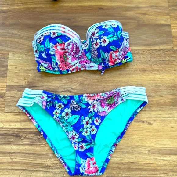 Bikini - Picture 1 of 3